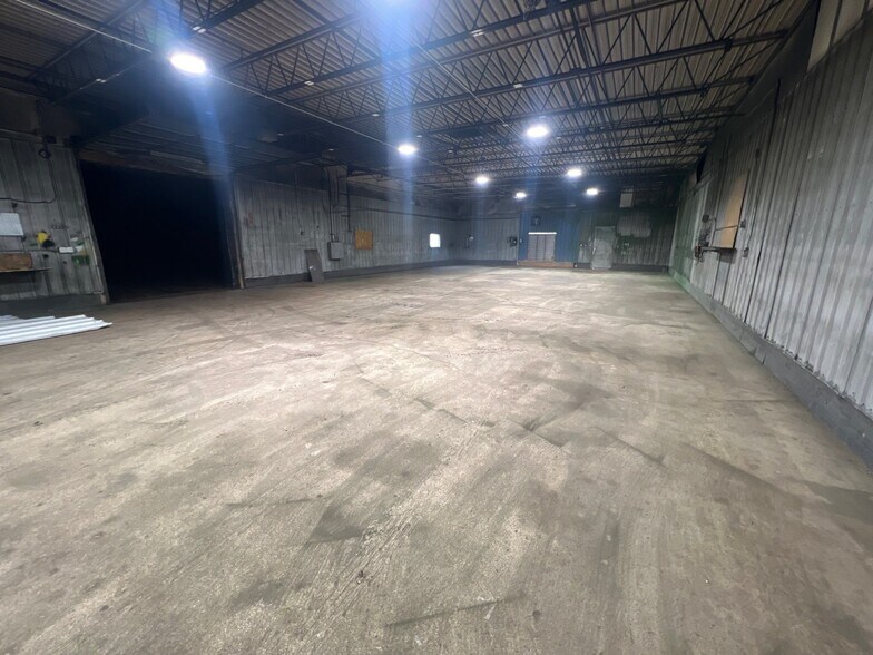 More Photos Of 1315 S 8th St, Clear Lake Industrial For Sale