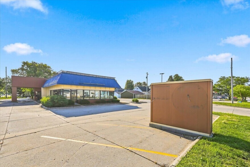 Primary Photo Of 1410 N Broadway St, Red Oak Fast Food For Lease
