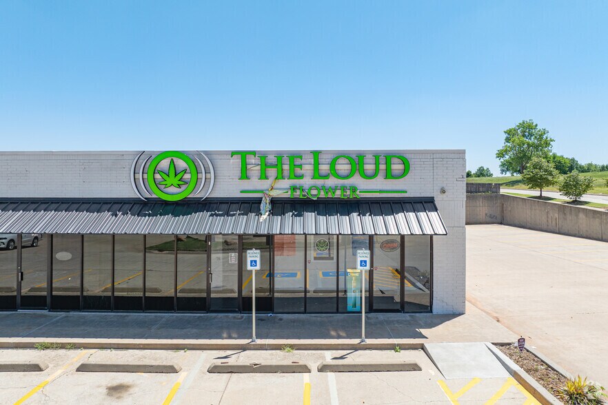 More Photos Of 917-953 Cornwell Dr, Yukon General Retail For Lease