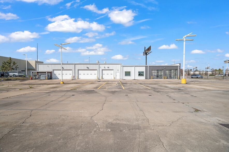 More Photos Of 11819 Southwest Fwy, Houston Auto Dealership For Lease