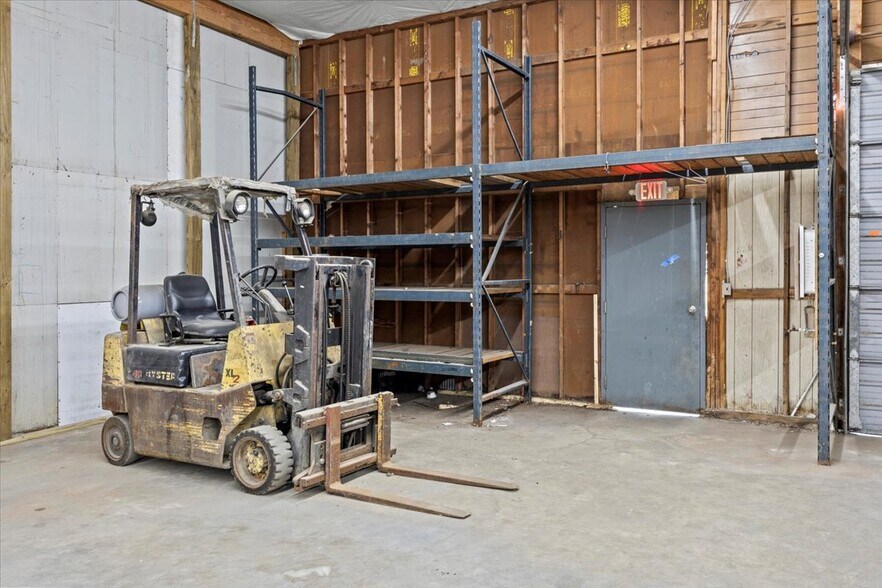 More Photos Of 3509 W Market St, Johnson City Warehouse For Lease