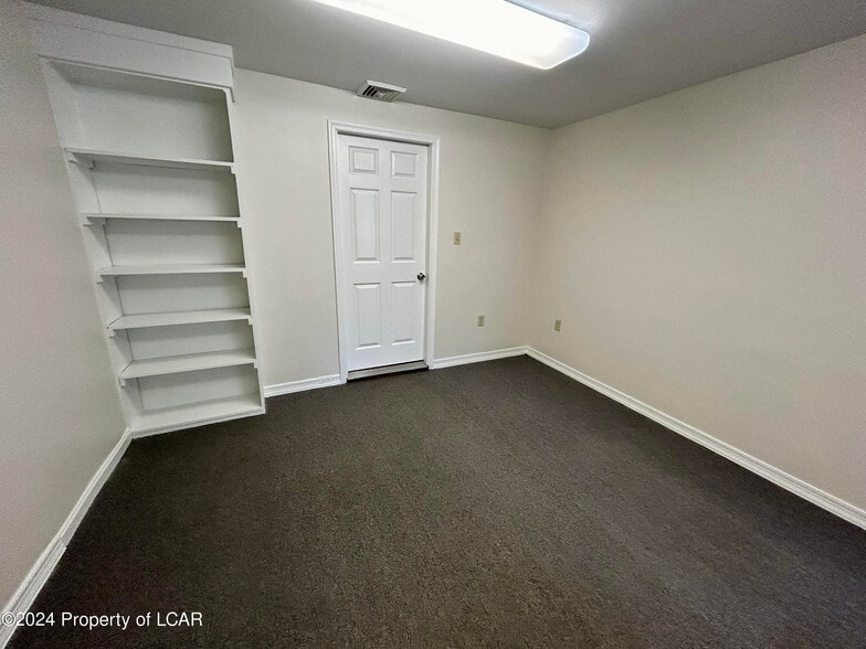 More Photos Of 486 S Mountain Blvd, Mountain Top Freestanding For Lease