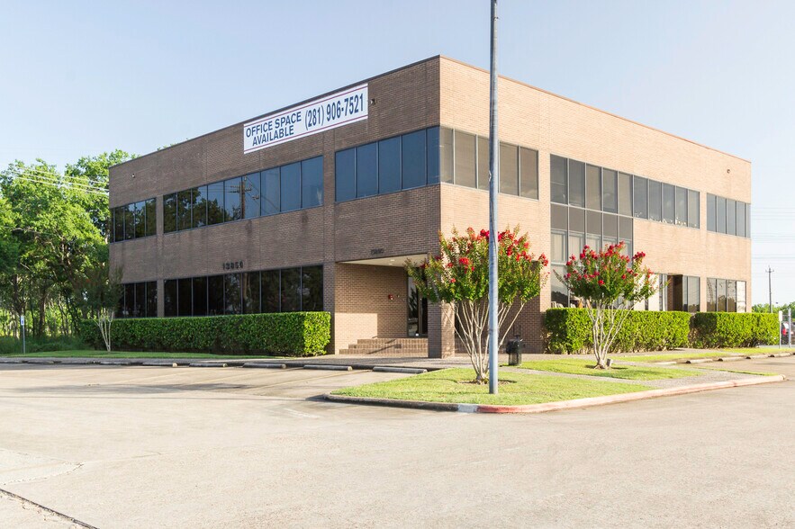 More Photos Of 13850 Gulf Fwy, Houston Office For Lease