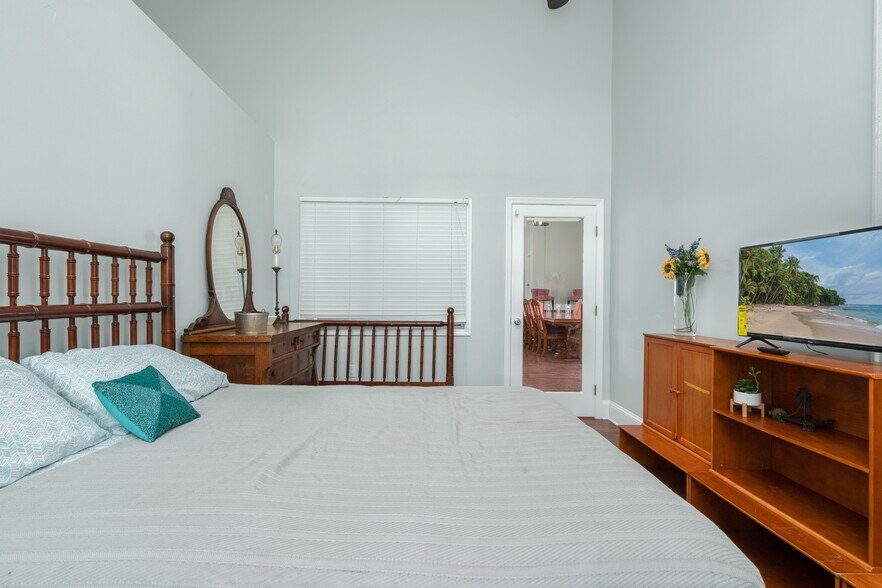 More Photos Of 47 W Wall St, Frostproof Loft Creative Space For Lease