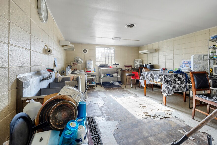 More Photos Of 338 Hazel St, Poplar Bluff Showroom For Sale