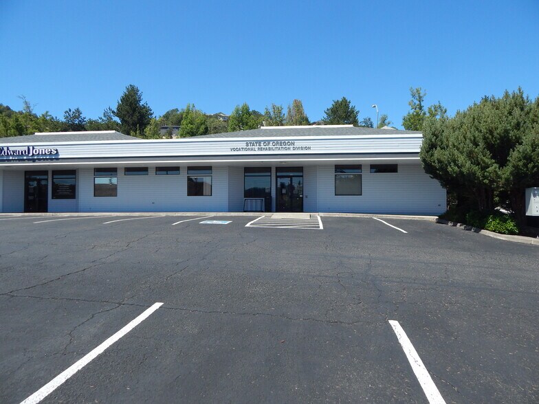 Primary Photo Of 2020-2040 NW Newcastle St, Roseburg Office For Lease