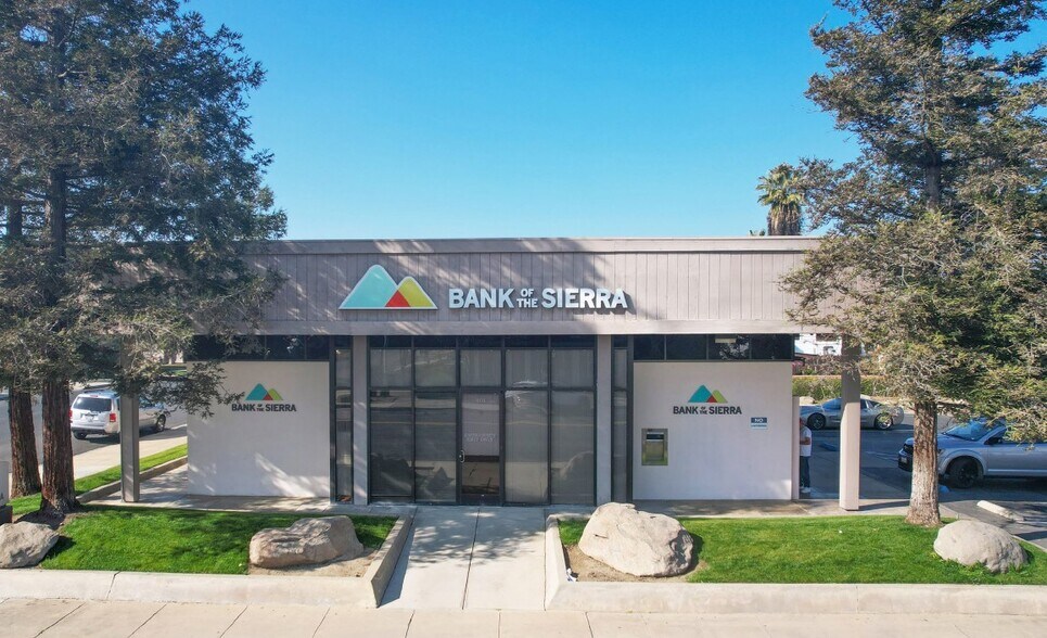 Primary Photo Of 401 E Tulare St, Dinuba Bank For Sale