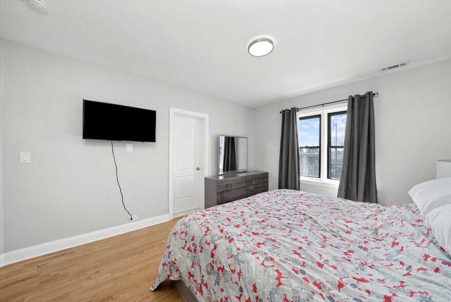 More Photos Of 2022-2026 W 95th St, Chicago Office Residential For Sale