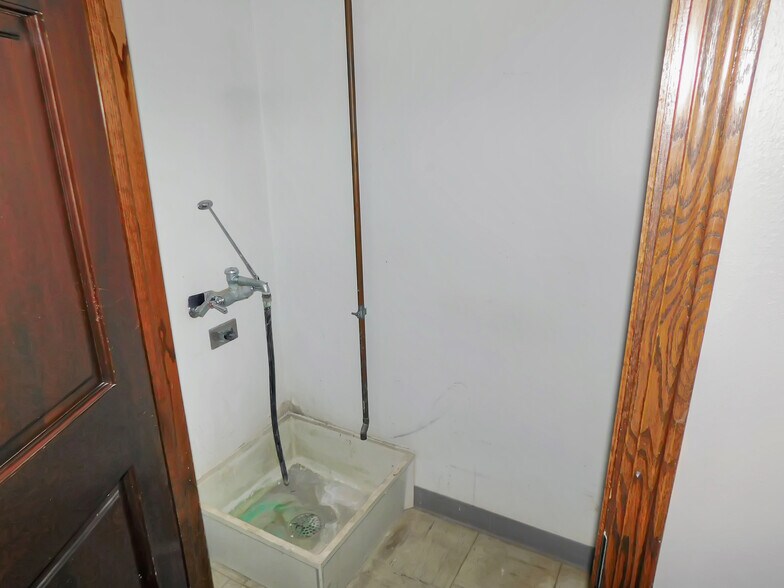 More Photos Of 769 N Blackhawk Blvd, Rockton Office For Lease