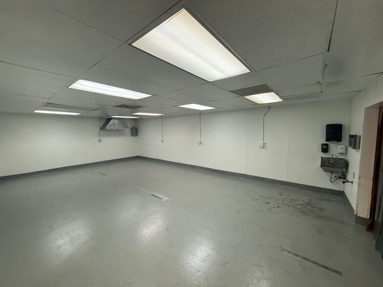 More Photos Of 7535 Woodman Pl, Van Nuys Warehouse For Lease