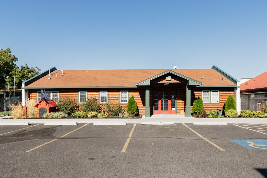 Primary Photo Of 2502-2514 SW 4th ave, Ontario Veterinarian Kennel For Sale