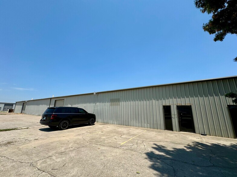 More Photos Of 220 S Alliance Ct, Oklahoma City Manufacturing For Lease
