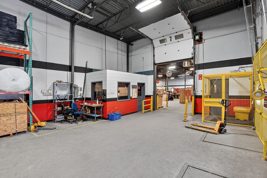 More Photos Of 330 Av Avro, Pointe-claire Warehouse For Sale