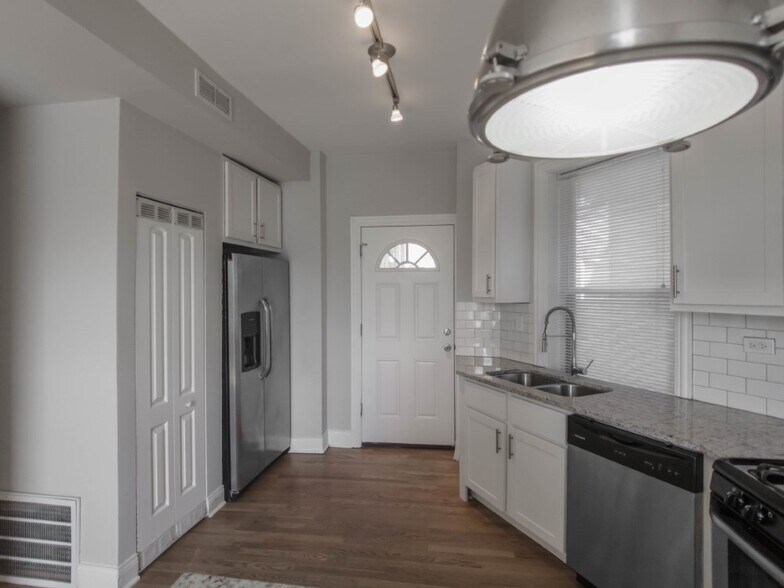 More Photos Of 4401-4403 N Clark St, Chicago Apartments For Lease