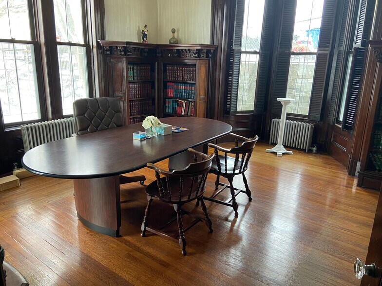 More Photos Of 8 Jackson Ct, Lawrence Office Residential For Lease