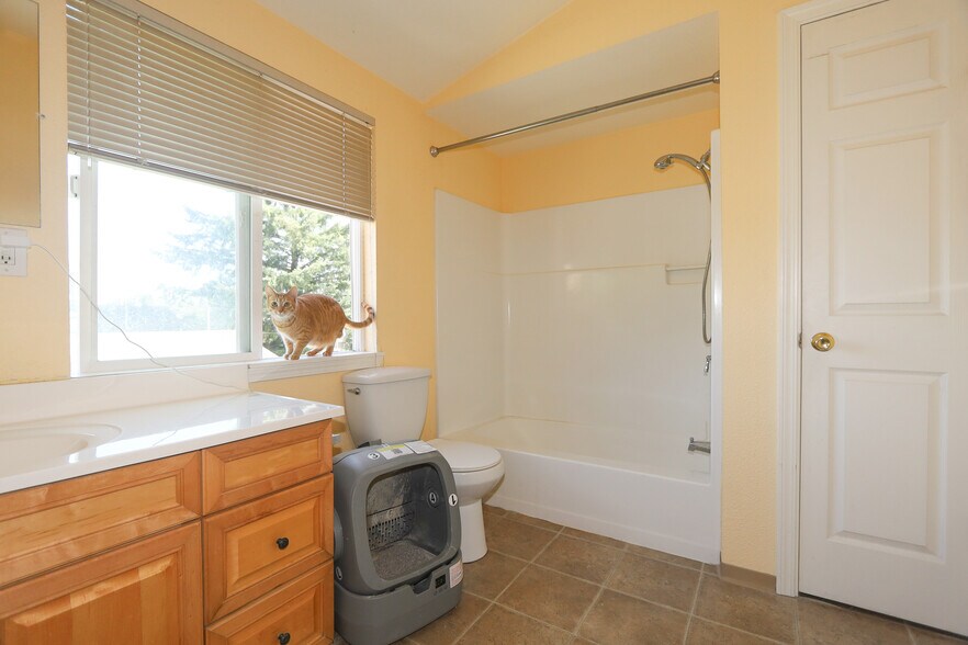 More Photos Of 814 Lincoln St, Hoquiam General Retail For Sale