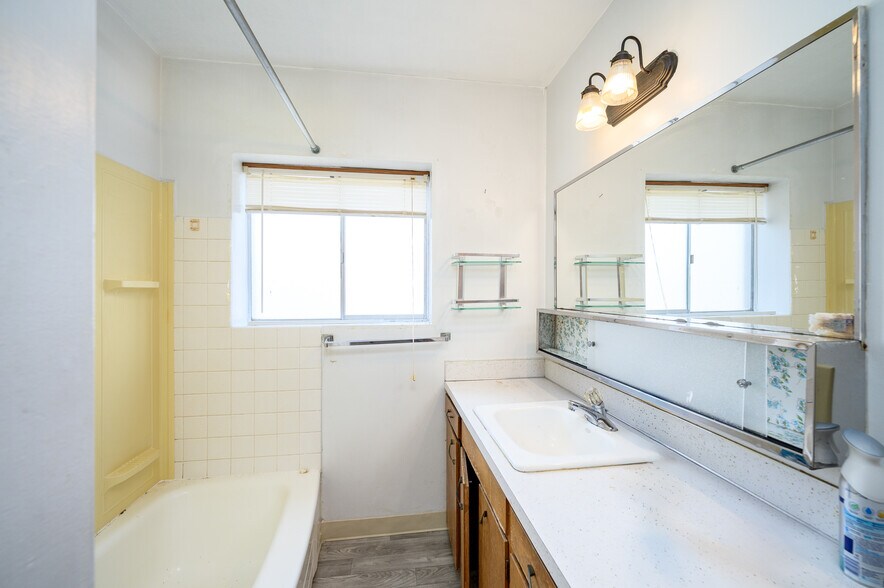 More Photos Of 229 E Monroe St, Carlton Apartments For Sale