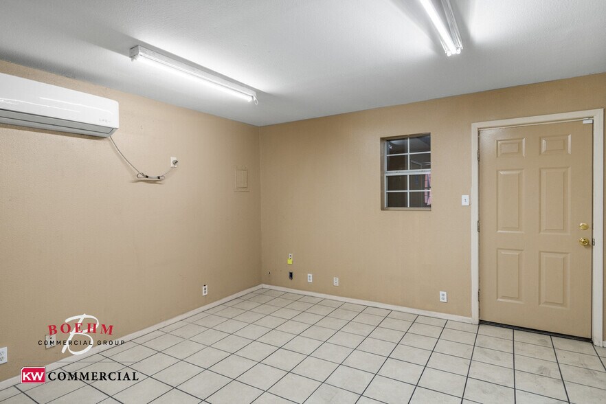 More Photos Of 100 Lupita Cir, Del Rio Distribution For Sale