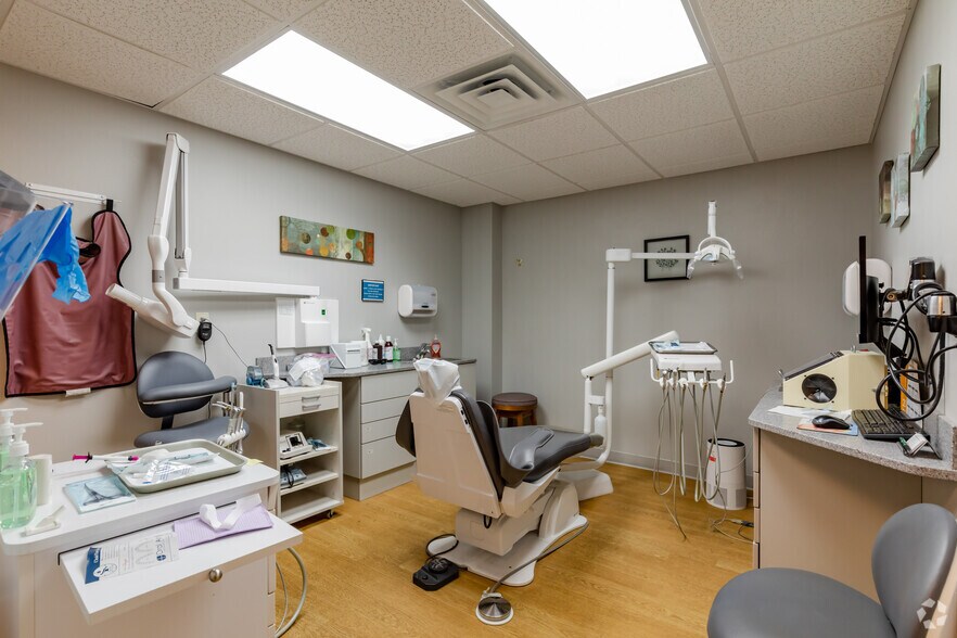 More Photos Of 115 7th St, Rockford Medical For Sale