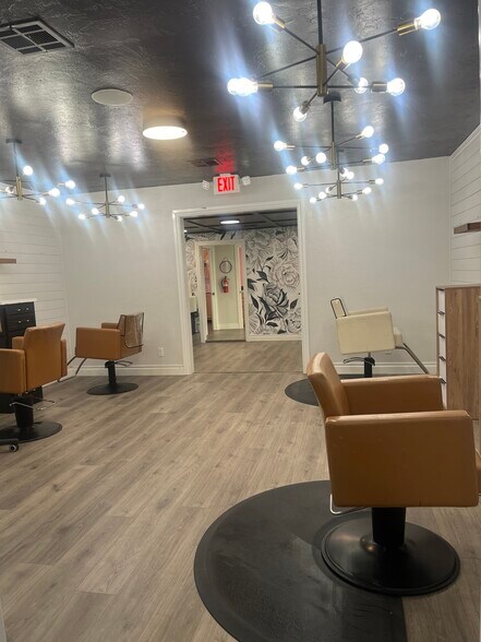 More Photos Of 911 E MacArthur St, Shawnee Showroom For Lease