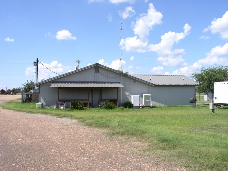 More Photos Of 1009 W Heaton St, Cuero Office For Sale