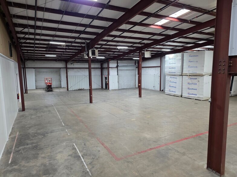 More Photos Of 318 Bell Park Dr, Woodstock Distribution For Lease