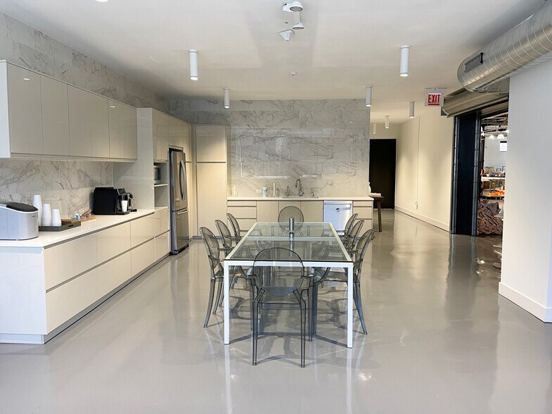 More Photos Of 3921-3925 N Elston Ave, Chicago Light Distribution For Sale