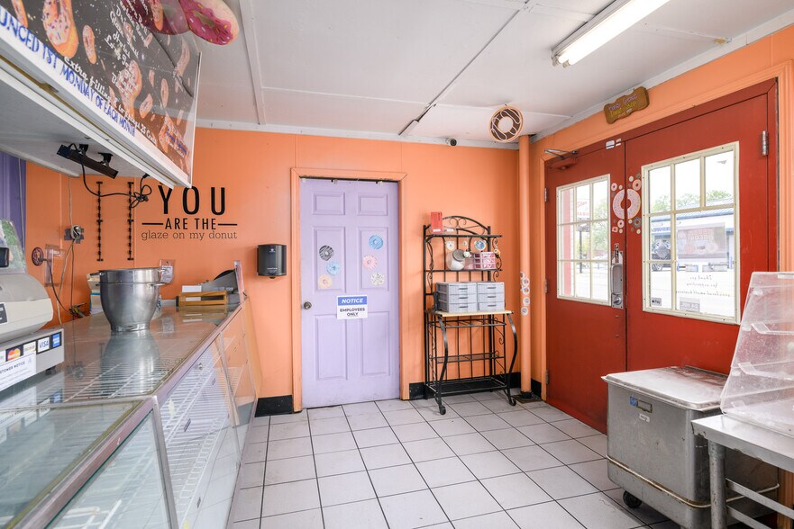 More Photos Of 514 Vincennes St, New Albany Freestanding For Sale