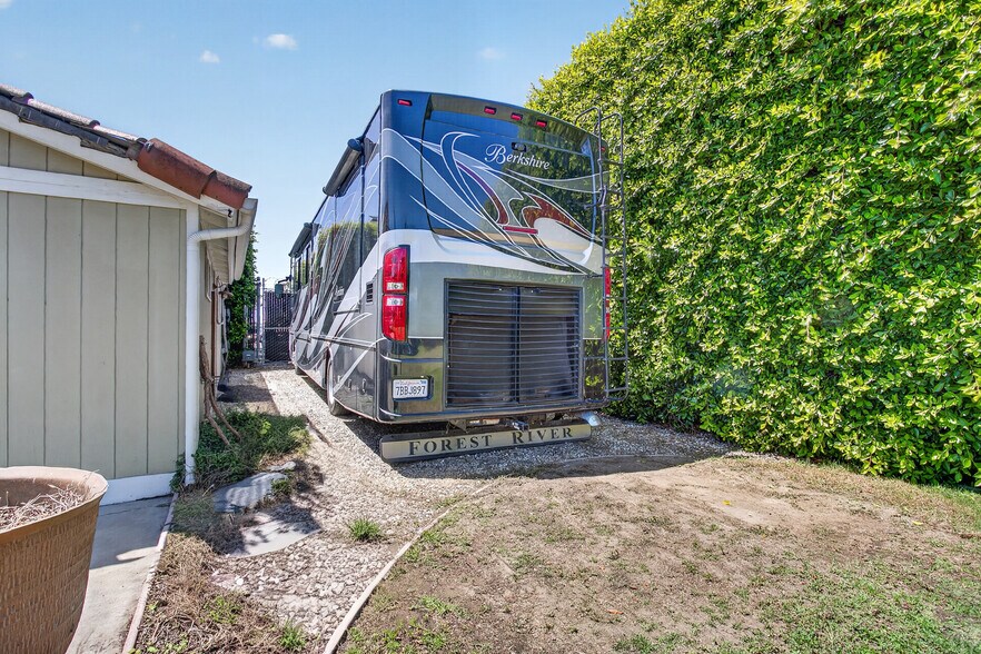 More Photos Of 17066 Palmdale Ln, Huntington Beach Contractor Storage Yard For Sale