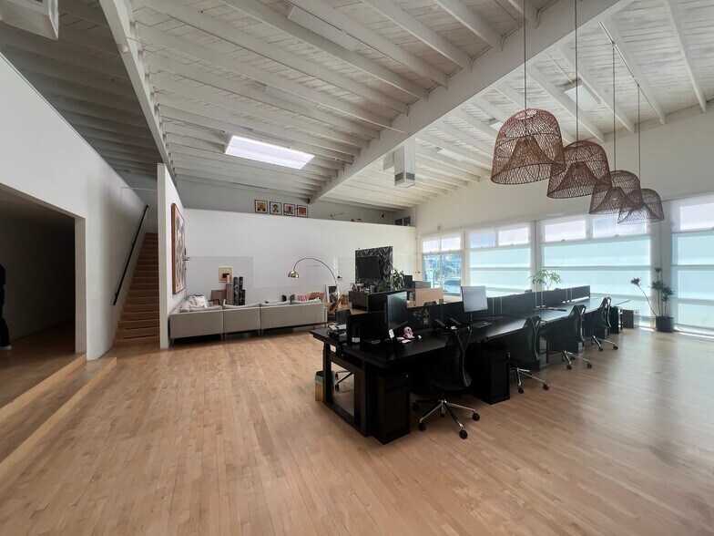 More Photos Of 553-555 Rose Ave, Venice Office For Lease