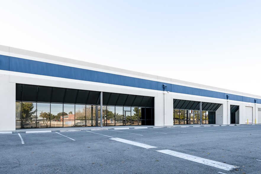 More Photos Of 777 E MacArthur Cir, Tucson Distribution For Lease