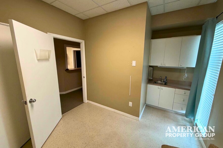 More Photos Of 1219 S East Ave, Sarasota Medical For Sale