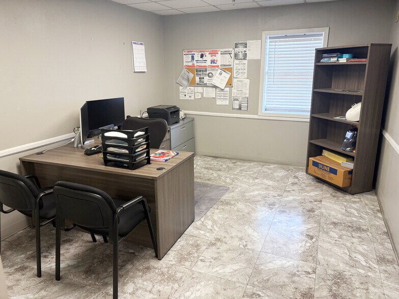 More Photos Of 5800 Surrey Square St, Houston Distribution For Lease