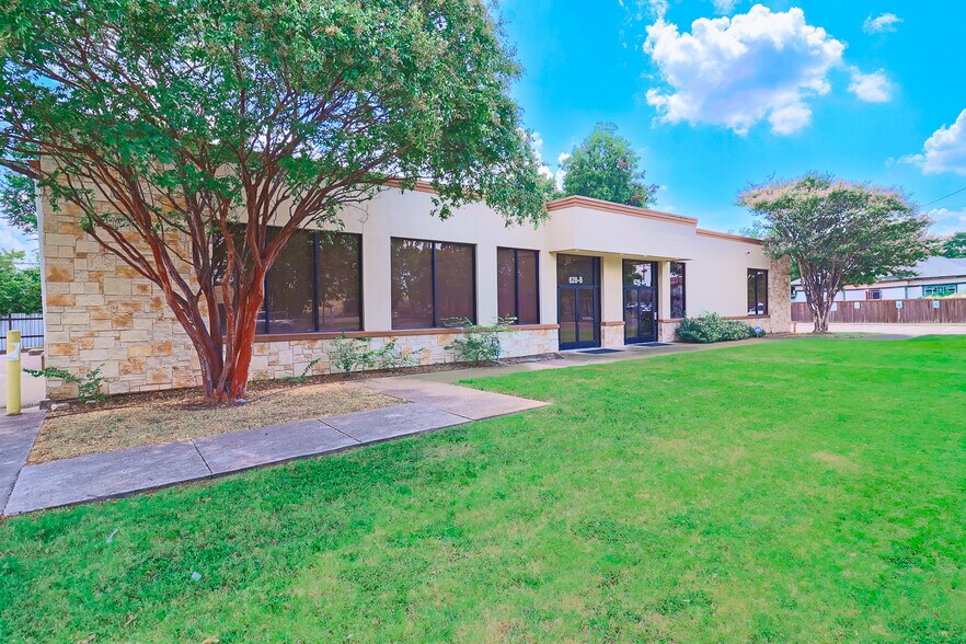 More Photos Of 628 Centre St, Dallas Office For Sale
