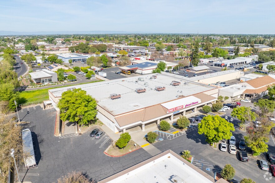 More Photos Of 45 W Main St, Woodland Department Store For Lease