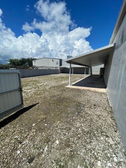 More Photos Of 5731 SW 23rd St, West Park Auto Repair For Lease