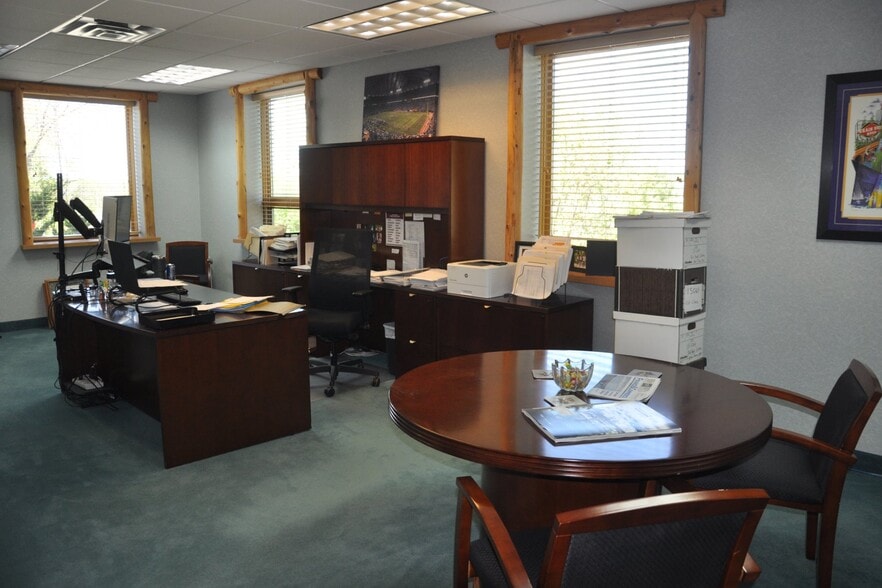 More Photos Of 669 N Medina St, Loretto Office For Lease