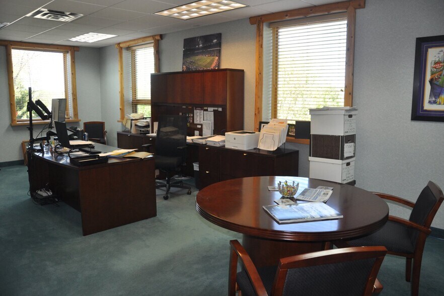 More Photos Of 669 N Medina St, Loretto Office For Sale
