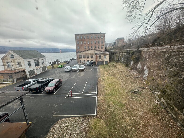 More Photos Of 302 N Water St, Newburgh Specialty For Lease