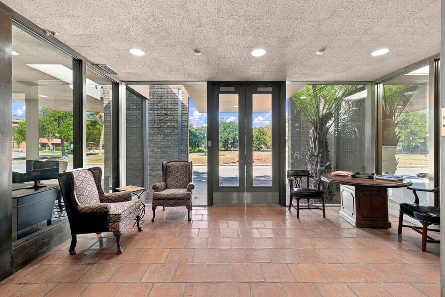 More Photos Of 420 Baltimore Ave, San Antonio Office For Sale
