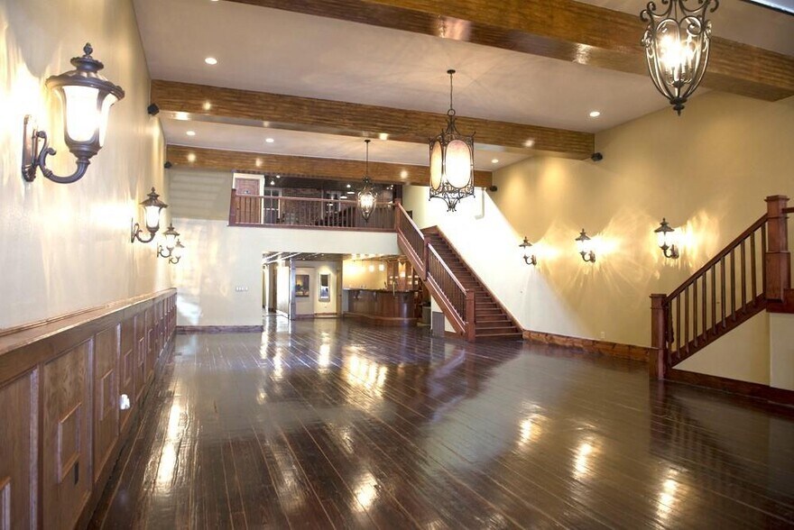 More Photos Of 117 W Walnut St, Rogers Restaurant For Lease