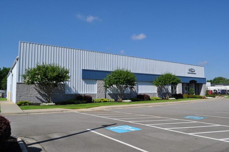 More Photos Of 552 E Russell St, Fayetteville Showroom For Sale