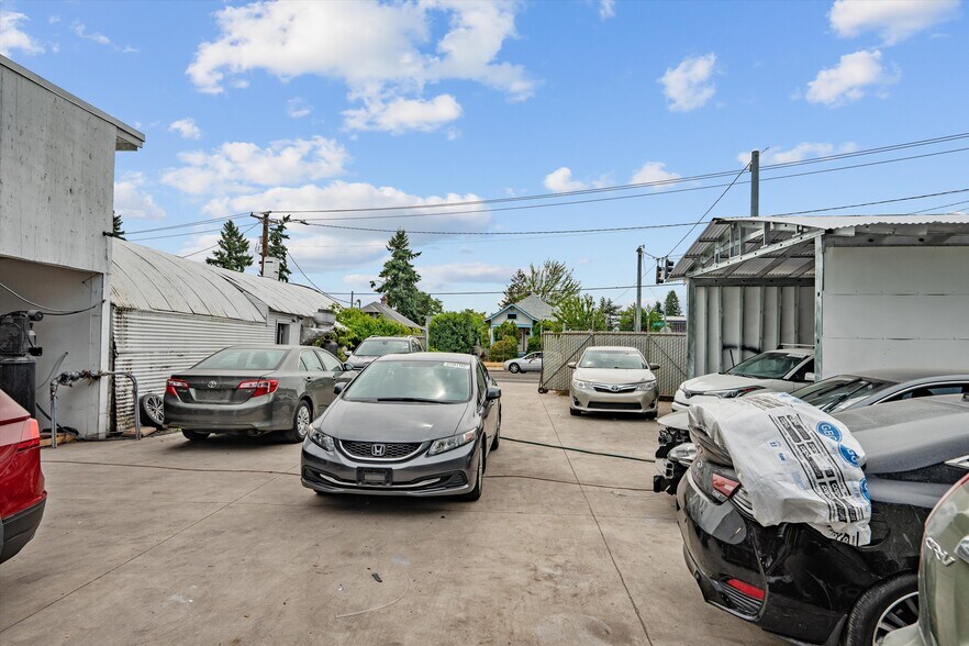 More Photos Of 8705 SE Foster Rd, Portland Manufacturing For Sale
