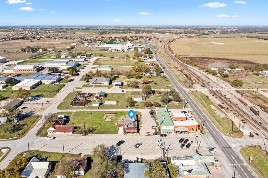 More Photos Of 110 W Bailey St, Ponder Restaurant For Sale