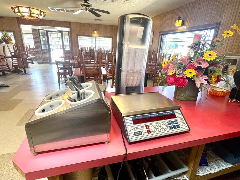 More Photos Of 924 N Main St, Mountain Grove Restaurant For Sale