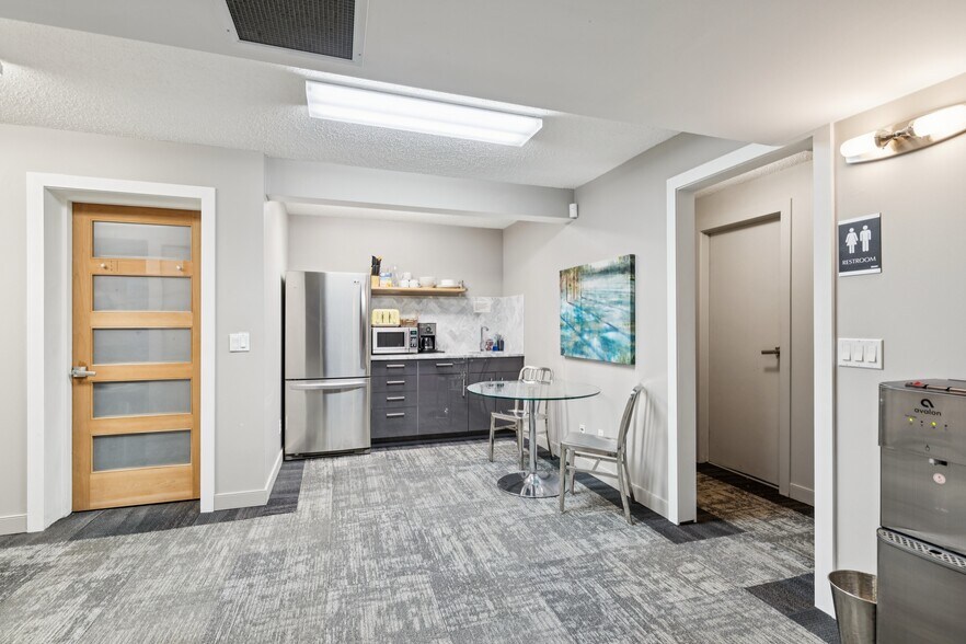 More Photos Of 2632 Crowchild Trl SW, Calgary Office For Sale