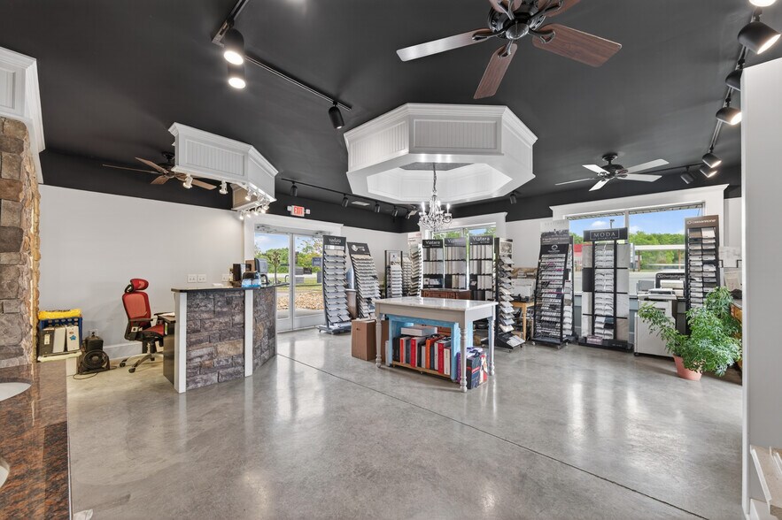More Photos Of 5911 Joe Frank Harris Pky NW, Adairsville Showroom For Sale