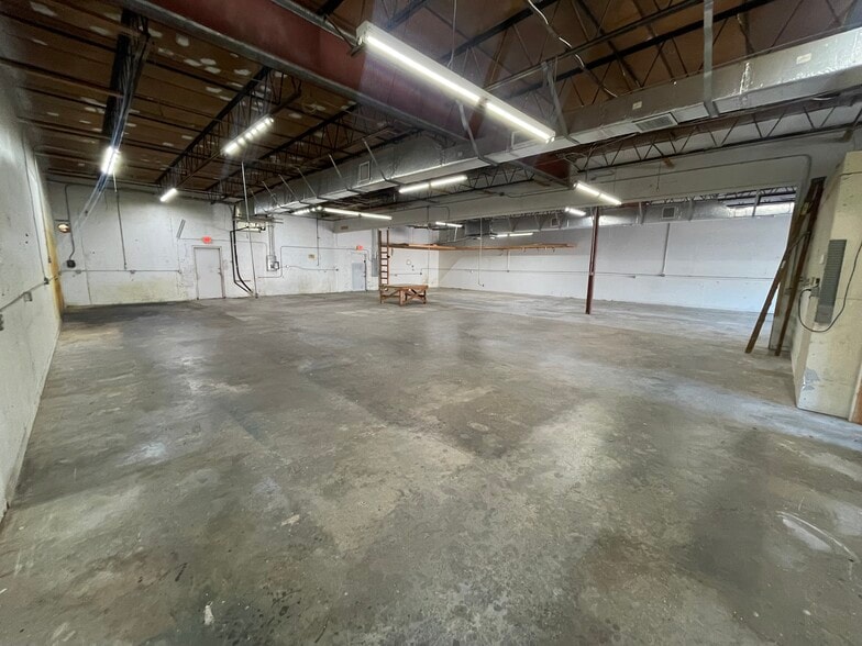 More Photos Of 2075 Sunnydale Blvd, Clearwater Warehouse For Lease