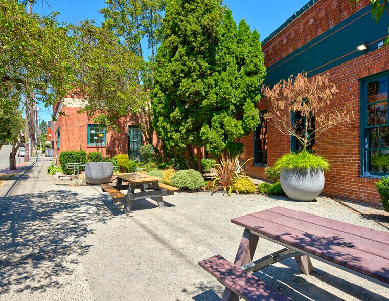 More Photos Of 3400 Phinney Ave N, Seattle Manufacturing For Lease