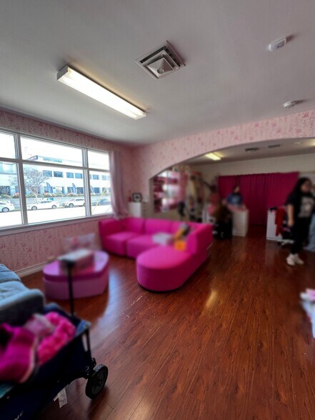 More Photos Of 2205 N Hollywood Way, Burbank Service For Sale